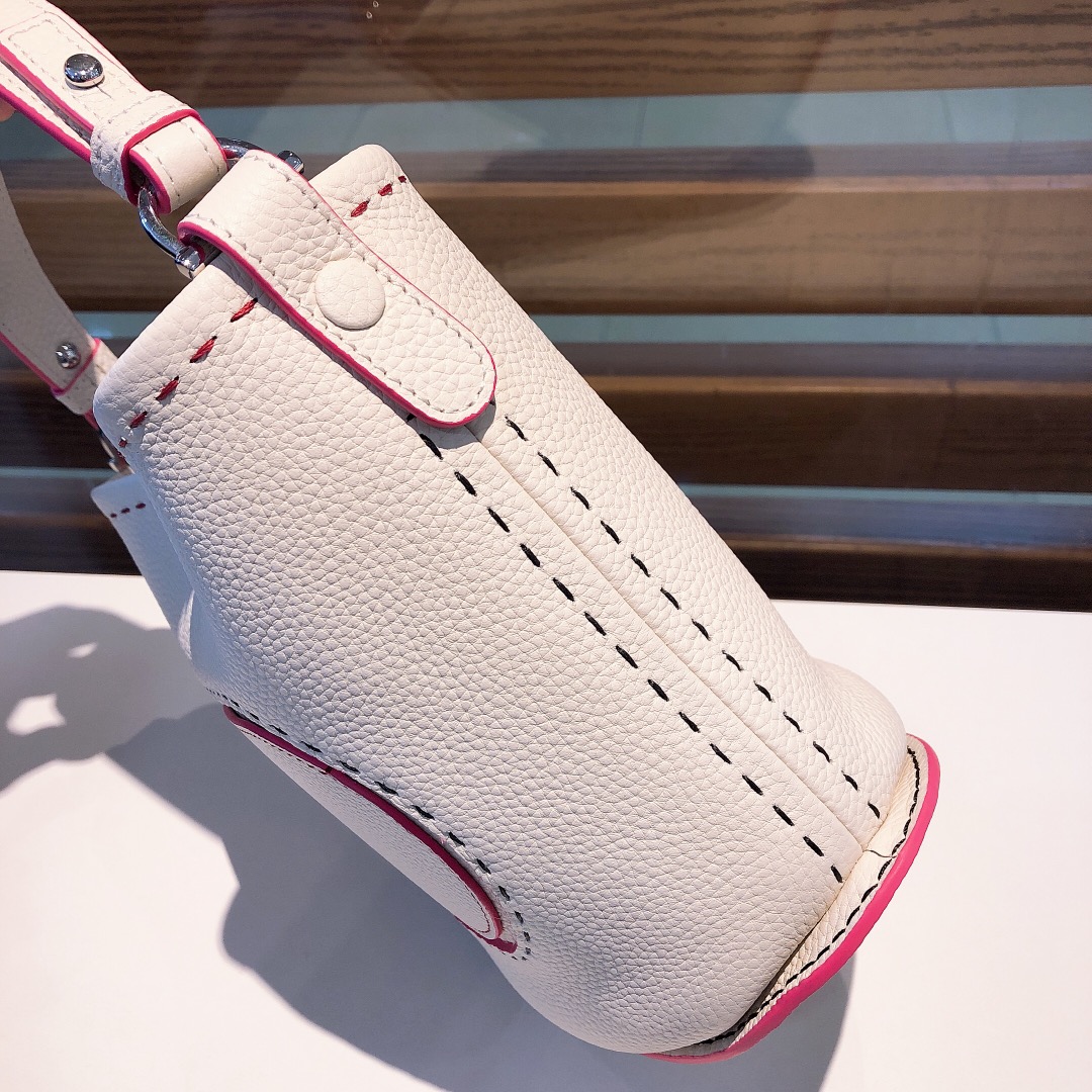 델보 팽 미니 버킷 크로스백